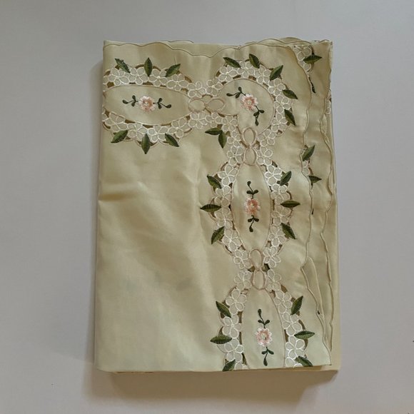 Floral embroidered table cloth - Picture 6 of 12